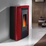 Dal Zotto Karin – 8 kW Pelletofen mit Majolika-Verkleidung & Kanalisierung