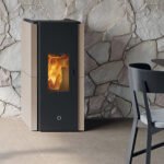 EK63 Zone80 Pelletofen 7,6 kW – Stahl Taubengrau | Raumluftunabhängig & App-steuerbar | Rauchrohr hinten