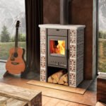 Haas+Sohn Tirol Kaminofen – 6,3 kW | Klassischer Keramik-Kachelofen mit 24h-Dauerbetrieb & Holzfach (Grün/Schwarz/Weiß)