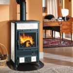 La Nordica Rossella R1 5.0 Kaminofen – 9 kW, Majolika-Keramik, Gusseisen, platzsparend, Bauart 1