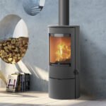 Lotus Prestige Basic Kaminofen – 5 kW kompakter Holzofen mit Panoramascheibe & Soft-Close